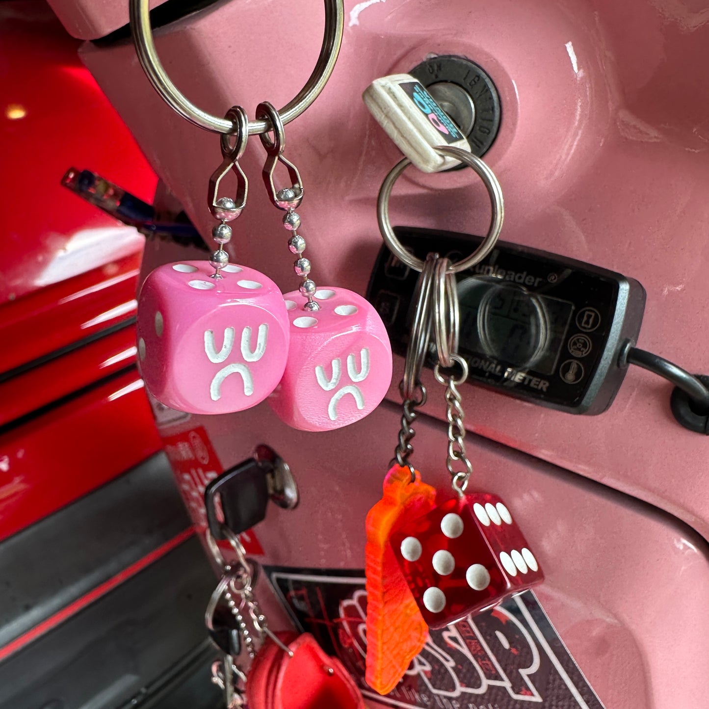 KEYCHAIN DICE BOYS - PINK SWIRL