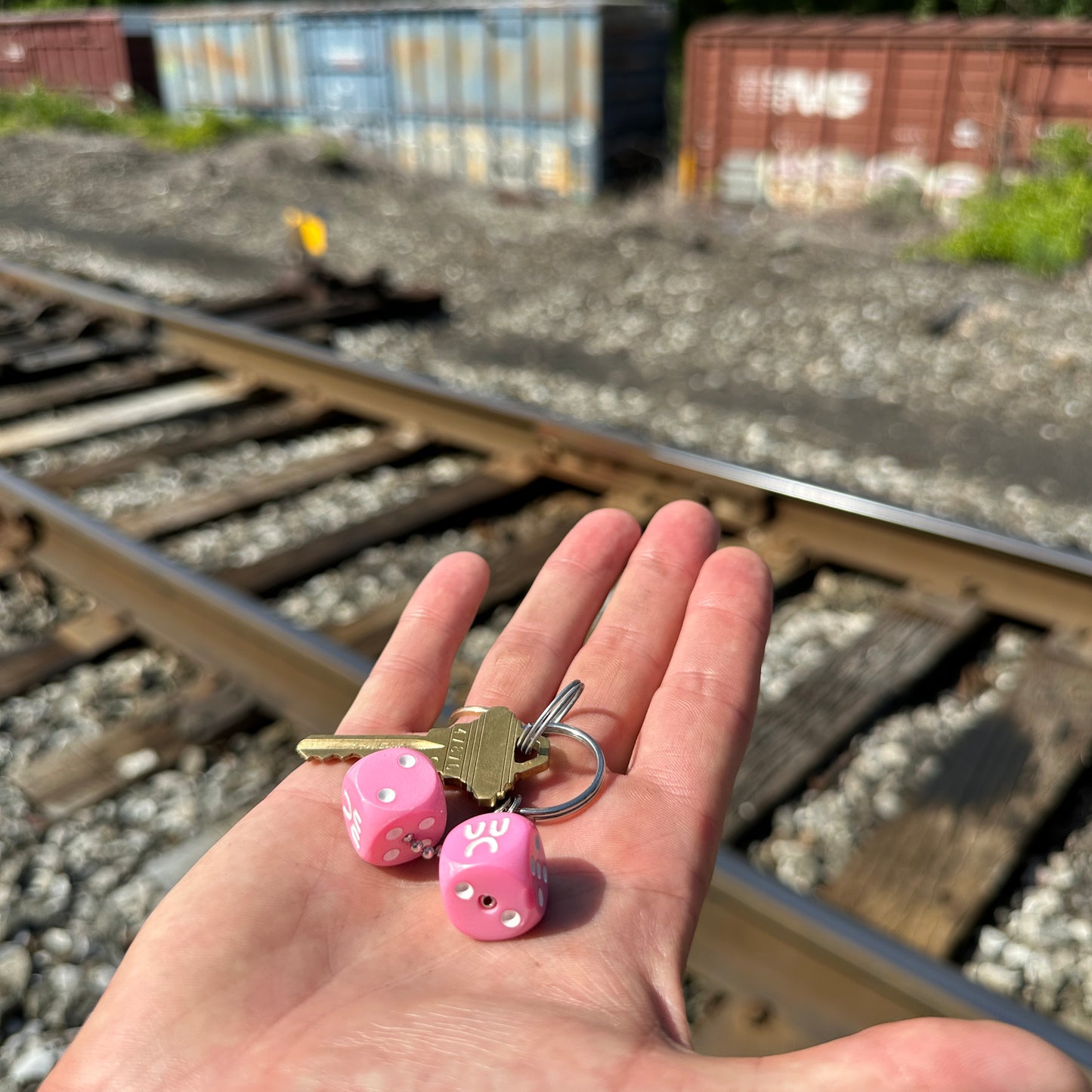 KEYCHAIN DICE BOYS - PINK SWIRL