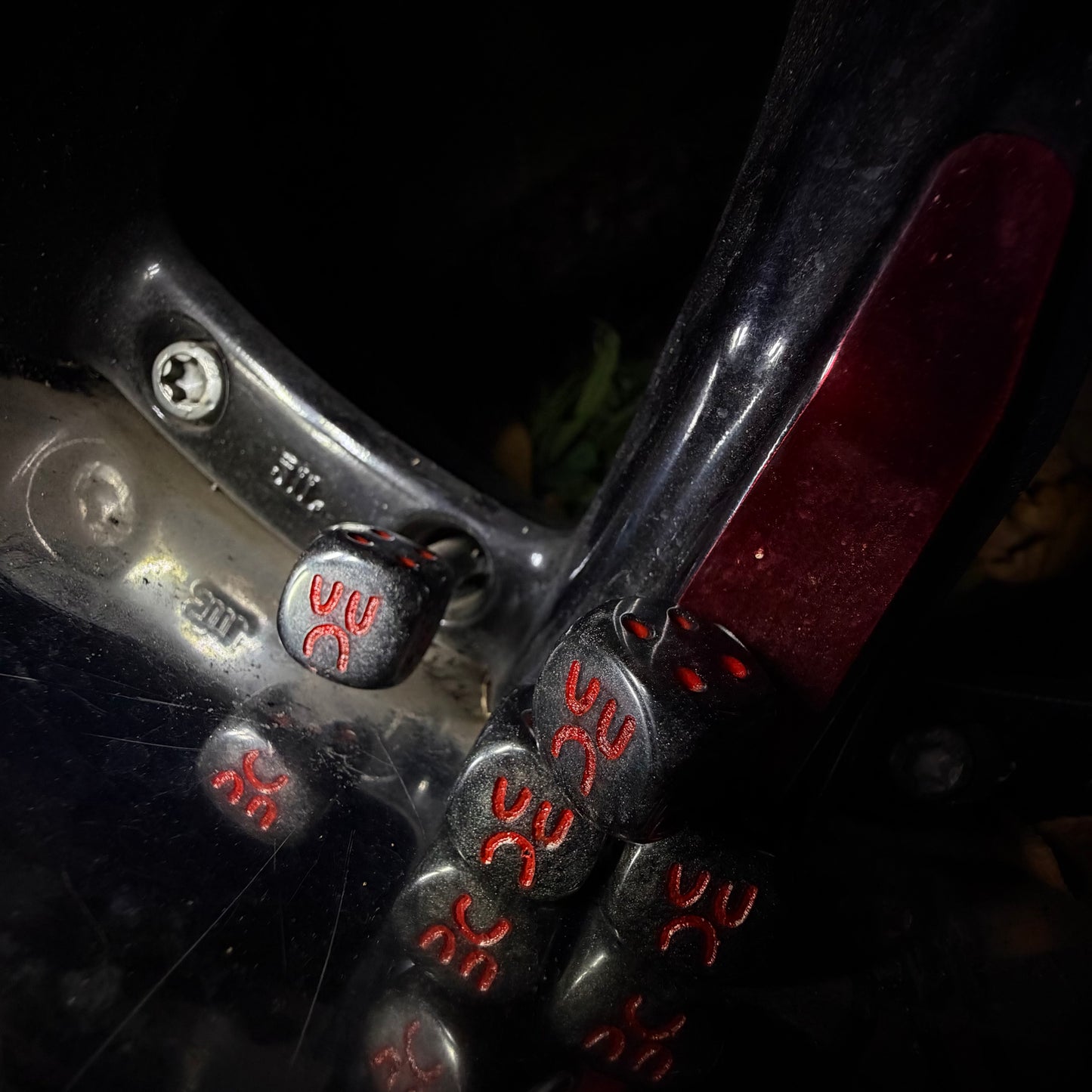 VALVE CAP DICE BOYS - BLACK & RED SET